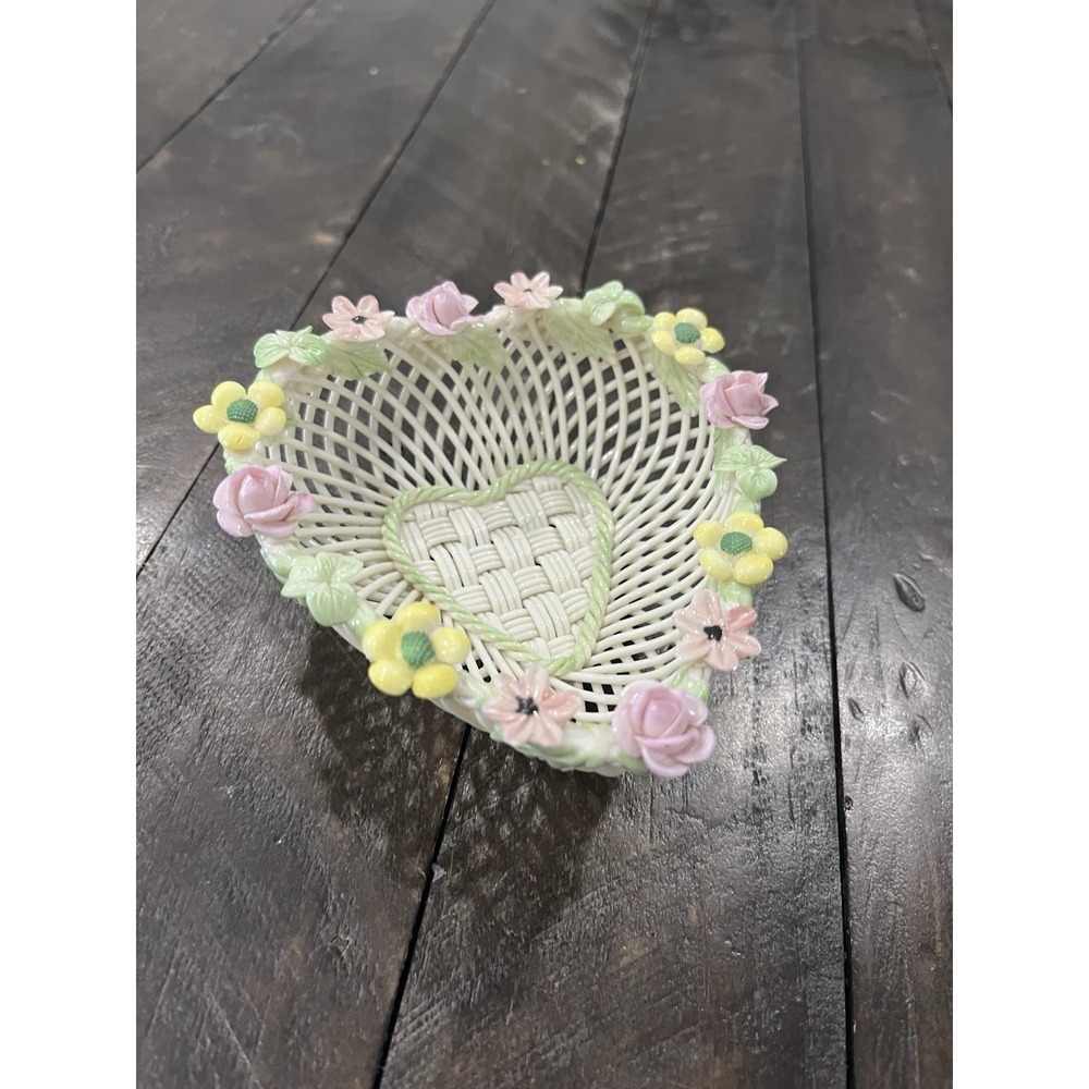 Vtg BELLEEK FERMANAGH Heart Shape Flowers Clover‎ Weaved Reticulated Basket Bowl